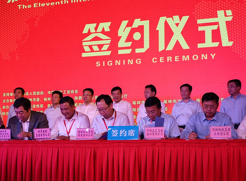 1475141074536807wCYX.jpg 2016.09.25 人民大廈宴會廳 集團李大維副總同賀區(qū)長簽約_副本_副本.jpg