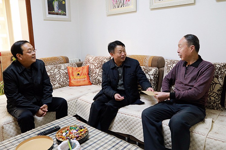 1485316769996377fnQU.jpg 董事長(zhǎng)春節(jié)慰問(wèn)2.jpg