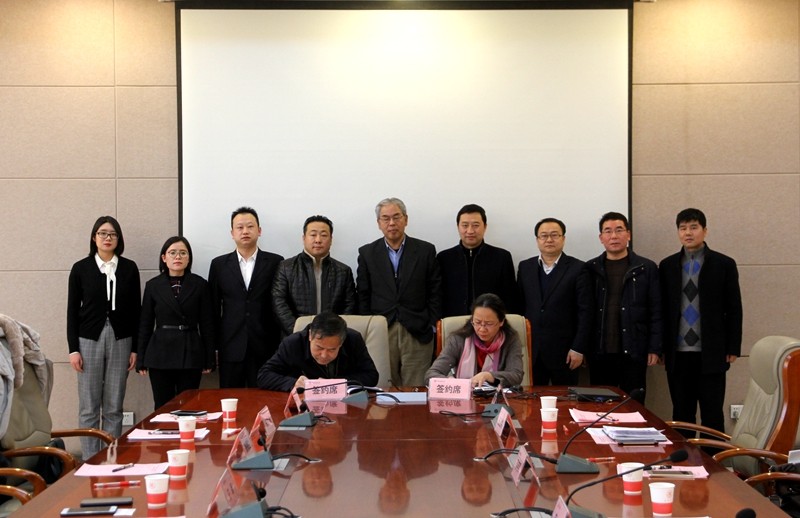 1518061349129750UEuL.jpg 現(xiàn)場簽訂框架合作協(xié)議.jpg