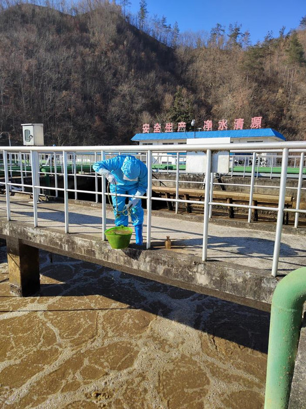 1640139266865896q0Yy.jpg 商南縣城區(qū)污水處理廠化驗(yàn)員對(duì)CASS池內(nèi)取樣做SV30監(jiān)測_副本.jpg