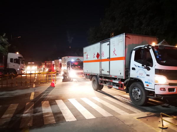 1640223801719318vToG.jpg 德遠(yuǎn)公司燈火通明進(jìn)行卸車作業(yè)_副本.jpg