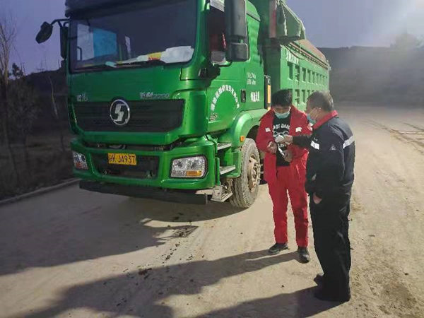 1640658198578643Fd9U.jpg 嚴(yán)格實(shí)行進(jìn)場車輛掃碼測溫_副本.jpg