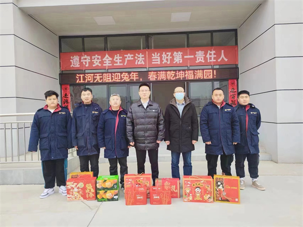 16748658405172263CeV.jpg 玉兔呈祥 除夕送暖 陜西環(huán)保集團(tuán)副總經(jīng)理劉強(qiáng)慰問(wèn)水環(huán)境寶雞公司干部職工.jpg