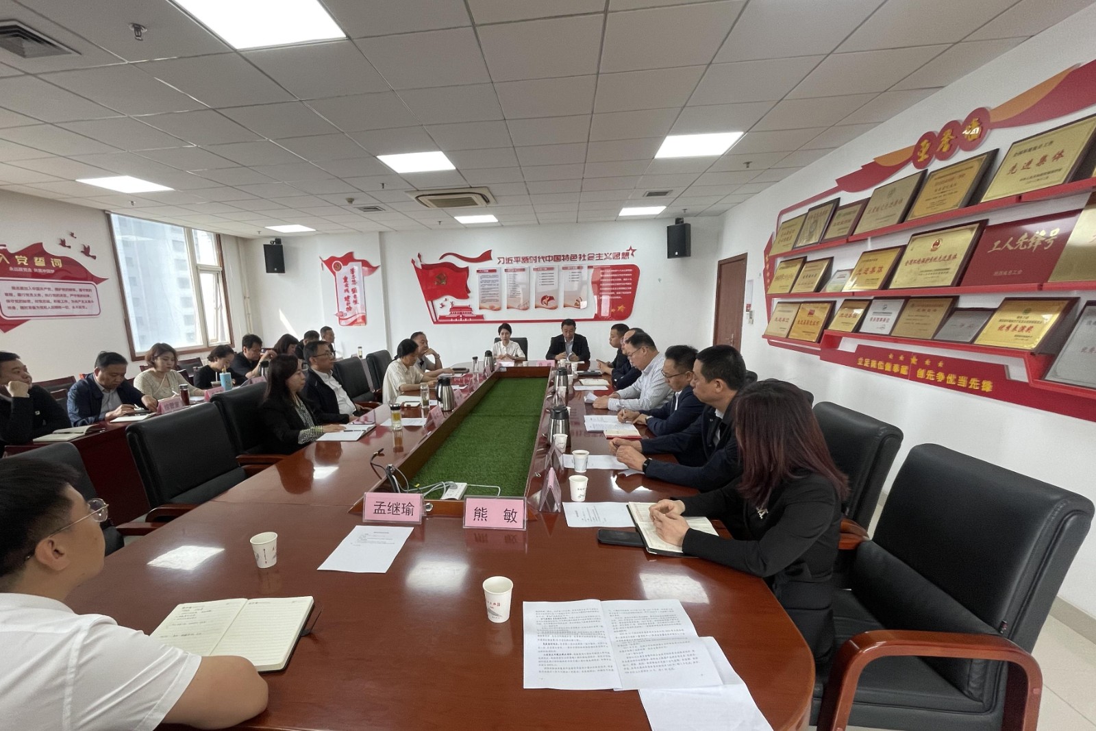 1715220479649897Jwr7.jpg 集團(tuán)公司領(lǐng)導(dǎo)帶隊(duì)赴省環(huán)境監(jiān)測中心站交流座談.jpg